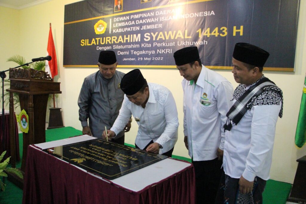 Bupati Jember, Hendy Siswanto didampingi Ketua DPW LDII Jatim, Ketua DPD LDII Jember, Komisi MUI