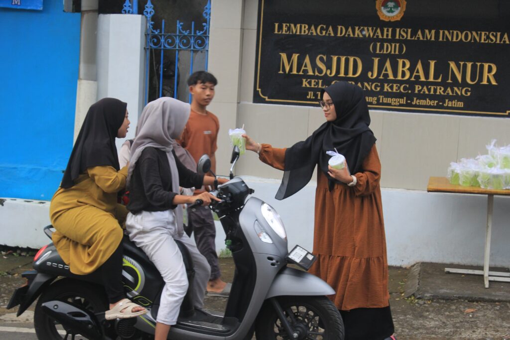 ldiijember-aksi-sosial-pemuda-ldii-berbagi-takjil1