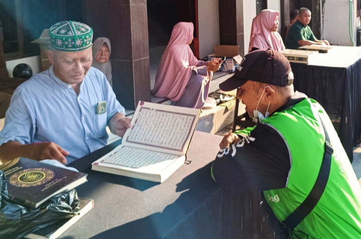 ldiijember-pc-kaliwates-bagikan-quran1