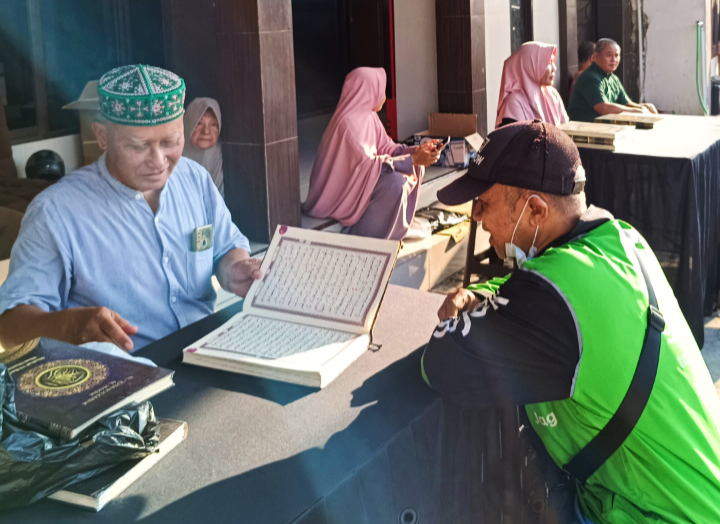 ldiijember-pc-kaliwates-bagikan-quran1
