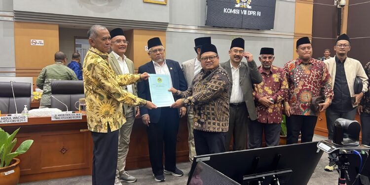 Dody Taufiq Wijaya di Gedung Nusantara DPR RI dalam RDPU menyerahkan usulan perbaikan RUU Penyelenggaraan Ibadah Haji dan Umroh kepada Panja Haji Komisi VIII DPR RI Singgih Januratmoko